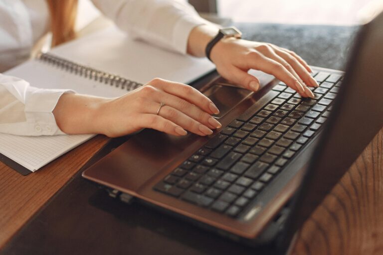 praca zdalna przy laptopie - ból pleców podczas pracy siedzącej