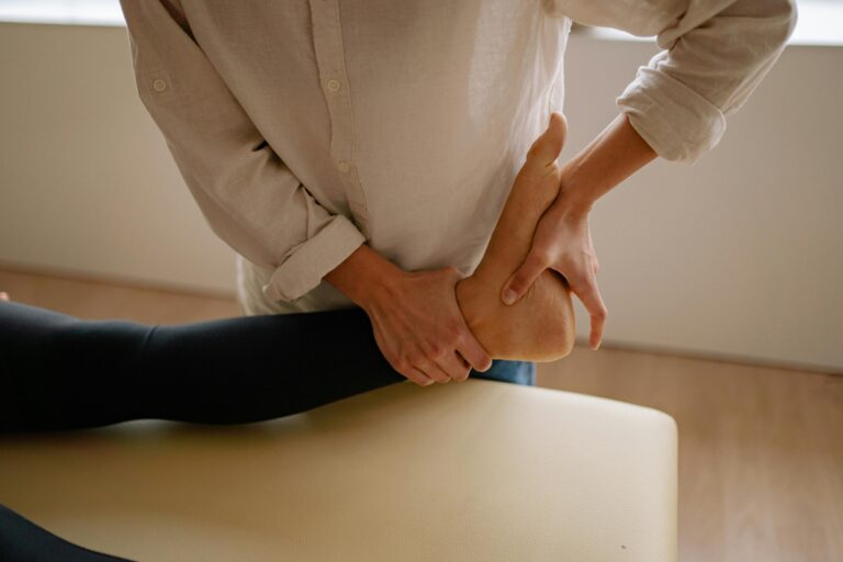 Refleksologia - praca terapeutyczna podczas zabiegu, który może wywoływać odczucia bólowe